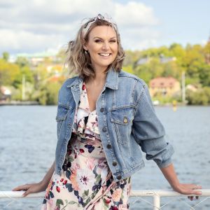 Programledaren Sanna Nielsen leder Allsång på Skansen för femte året i rad
