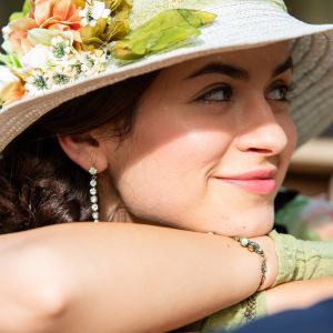 Carlota (Mikaela Lupu) hymyilee kukkahatussa sarjassa Vidago Palace