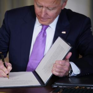 Joe Biden undertecknar presidentdekret på tisdagen 26 januari 2021.