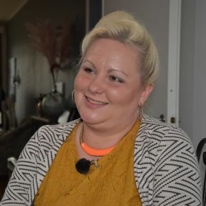 Marléne Östersund vill att frågan om en kommunsammanslagning ska vädras igen. kvinna ler