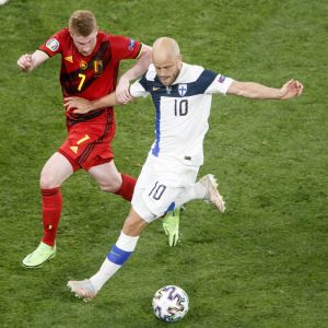 Teemu Pukki ja Kevin De Bruyne pallossa EM-kisojen ottelussa 21. kesäkuuta 2021.