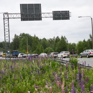 Ruuhkaa 9-tiellä Kuopiossa lentoaseman risteyksessä Jännevirran sillan tuntumassa tapahtuneen liikenneonnettomuuden vuoksi.