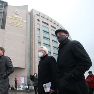 Eurooppalaisten suurlähetystöjen edustajia saapui seuraamaan Osman Kavalan oikeudenkäyntiä Istanbulissa joulukuussa 2020.