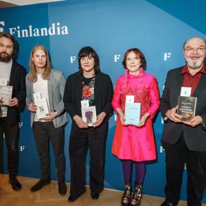 Finlandia-palkintoehdokkaat vuodelle 2021, vasemmalta Jukka Viikilä, Matias Riikonen, Marjo Niemi, Rosa Liksom ja Joel Elstelä. 