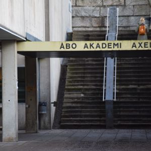 Ingången till byggnaden Axelia på Åbo Akademis campus i Åbo.