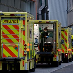 En rad ambulanser utanför Royal London Hospital i London.