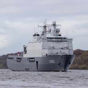 Det nederländska amfibietransportfartyget HNLMS Rotterdam har anlänt till Österjön och ligger nu utanför den danska ön Bornholm.