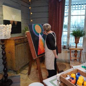 Camilla Forsén-Ström målar en tavla enligt modell från Hilma af Klint 
