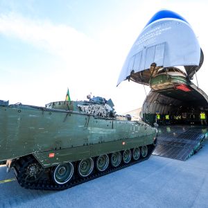 Panssarivaunua lastataan rahtikoneeseen Norjassa.