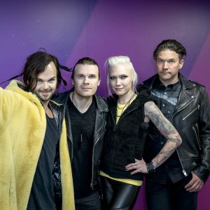 The Rasmus -yhtyeen neljä jäsentä poseeraa kameralle.