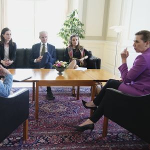 Pohjolan pääministerit koolla Kööpenhaminassa keskiviikkona 4.5.: Magdalena Andersson (Ruots), Sanna Marin, Jonas Gahr Støre (Norja), Katrín Jakobsdóttir (Islanti) ja Mette Frederiksen (Tanska). 