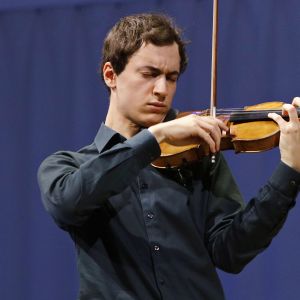 Suomalais-espanjalainen viulisti Adrián Ibáñez-Resjan Sibelius-viulukilpailun alkerässä 2022.