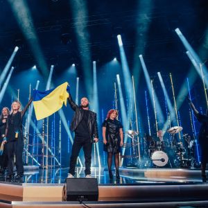 Elämäni Biisin tähtiartistit seisovat lavalla Ukrainan lipun kanssa. 
