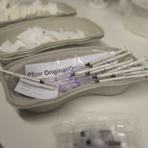 Pfizerin koronarokotteita Eksoten rokotuspisteessä kauppakeskus IsoKristiinassa Lappeenrannassa.
