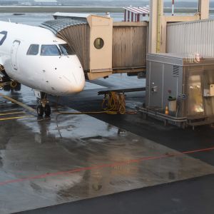 Finnairin lentokone peruskorjatulla asematasolla Helsinki-Vantaan lentoasemalla.