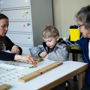 Stina Nygård från Förbundet Finlands Svenska Synskadade lär ut punktskrift.