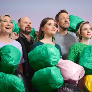 Inka Henelius, Olli Haapakangas, Kerttu Kotakorpi, Mikko Peltola ja Anniina Valtonen roskapussien seassa.