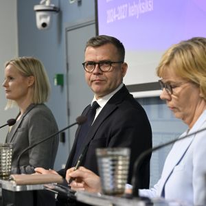 Statsminister Petteri Orpo (Saml), finansminister Riikka Purra (Sannf) och undervisningsminister anna-Maja Henriksson håller presskonferens,