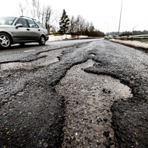 dålig väglag, gropar i asfalten