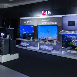 LG Electronics visar upp sina apparater. På bilden syns några tv-apparater, högtalare och datorskärmar.