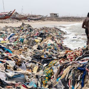Suuri määrä vaatteita lojuu rannalla Ghanassa.