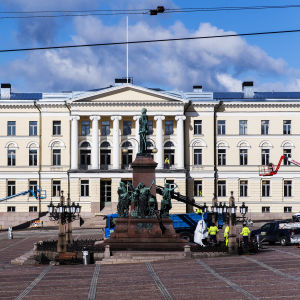 Helsingin yliopiston päärakennus Senaatintorilla.