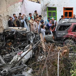 Yhdysvaltai ilmahyökkäyksessä tuhoutunut auto Afganistanin Kabulissa.