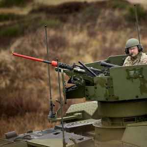 Dansk soldat sitter på en stridsvagn.