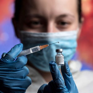 Blir det biverkningar, hur har vaccinet testats? En myriad av frågor som THL försöker besvara med fakta och aktuell information. En sjukskötare håller i en dos med coronavaccin samt en spruta.