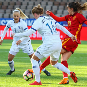 Finland föll med 0-2 mot Spanien i början av kvalet. Adelina Engman och Anna Westerlund kämpar om bollen mot Spanien i april 2018.