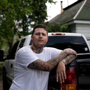Donnie Ritchie säger att han i första hand har vapen för att skydda sig själv och sin familj. Donnny Ricthie i Hamilton, Montana, lutar sig mot sin bil. Han försvarar rätten att bära vapen och äger själv fem vapen.