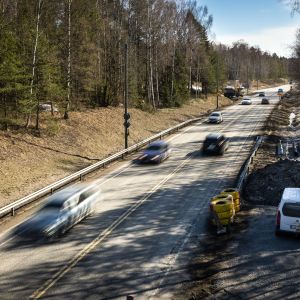 Autoja vilkasliikenteisellä tieosuudella.