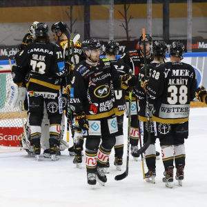 Kärpätspelarna tackar målvakten Justus Annunen som var 41 sekunder från att hålla nollan.