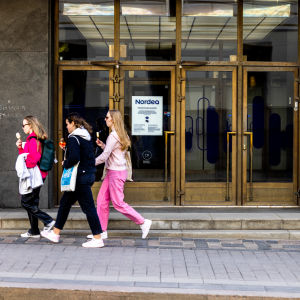 Nuoria kävelee Nordean pankin ohi.