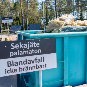 Sekajätteen keräyspiste jäteasemalla.