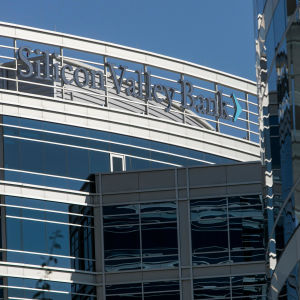Moderni, kiiltävä metalli- ja lasipintainen rakennus, jossa on Silicon Valley Bankin logo.