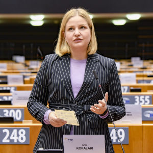 Moderata EU-parlamentarikern Arba Kokalari kräver Borrells avgång. Moderata Europaparlamentarikern Arba Kokalari.