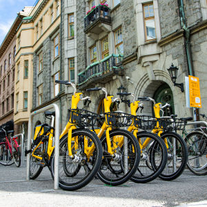 Cyklar som är parkerade.