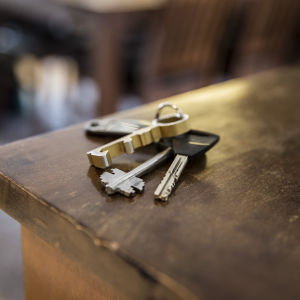 Avainnippu pöydän kulmalla asuntoesittelyssä.