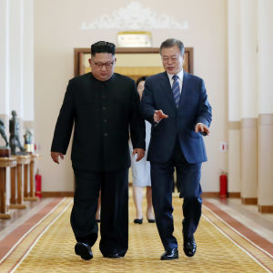 Kim Jong-un och Moon Jae-in går i en korridor.