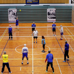 Sikariporras spelar och tävlar aktivt trots spelarnas höga ålder. veternavolleybolllaget Sikariporras på match. Vid bild över hela planen.