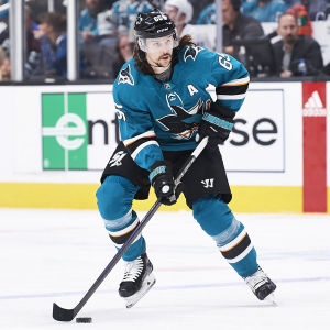Sommaren 2019 tecknade Erik Karlsson ett åttaårigt kontrakt med San Jose som i snitt är värt 11,5 miljoner dollar per säsong. Erik Karlsson spelar ishockey.