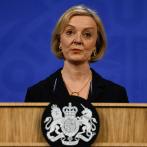 Britannian pääministeri Liz Truss puhujanpöntön takana.