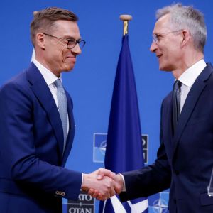 President Alexander Stubb skakar hand med Natos generalsekreterare Jens Stoltenberg.