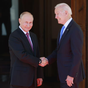 Så här glada miner visade Rysslands president Vladimir Putin och USA:s president Joe Biden vid sitt senaste riktiga, fysiska toppmöte i Genève i juni 2021. 