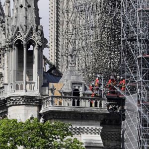 Brandmän på Notre Dames tak.