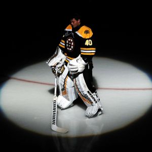 Ljuskäglan är på Tuukka Rask. Tuukka Rask på isen inför den första finalmatchen mot St. Louis.