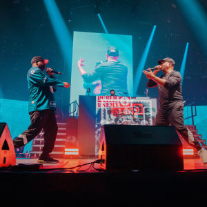 Public Enemy Radio esiintyi Helsingissä Gods of Rap -tapahtumassa. Kuvassa etualalla on räppäri Jahi pukeutuneena Leijonien jääkiekkopaitaan. Taustalla Chuck D.