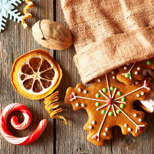 Pepparkakor, jutesäck, polkagris, kanderade apelsiner, kanelstång, nötter