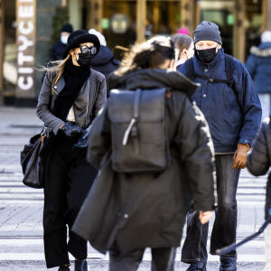 Ihmisiä kasvomaskein suojautuneena Helsingissä.